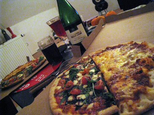 Pizza og rødvin...